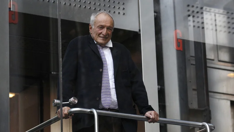 Fotografija: Richard Rogers na dvigalu stavbe zavarovalnice Lloyd v Londonu, ki je pred 34 leti spremenila veduto Londona. Foto Suzanne Plunkett/ Reuters