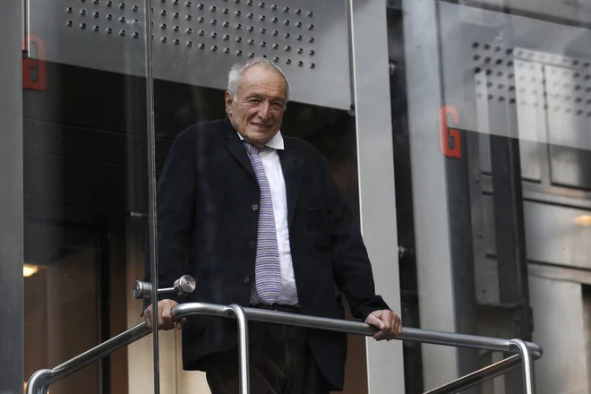 Richard Rogers na dvigalu stavbe zavarovalnice Lloyd v Londonu, ki je pred 34 leti spremenila veduto Londona. Foto Suzanne Plunkett/ Reuters