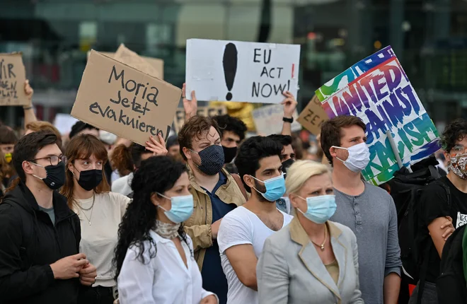 V Berlinu se je včeraj zbralo okrog 3000 protestnikov, ki so zahtevali, da Nemčija sprejme begunce in migrante iz pogorelega centra Moria na Lezbosu. FOTO: John Macdougall/AFP