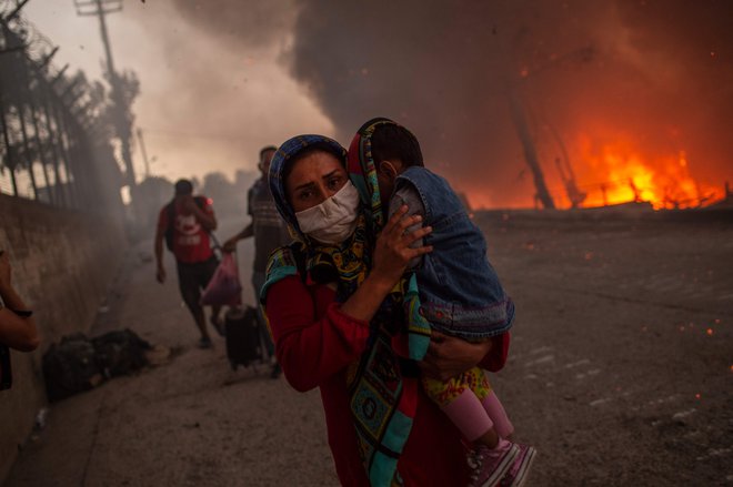 Ogenj je v noči na sredo uničil večji del centra Moria na Lezbosu. Okrog 12.000 ljudi je ostalo brez strehe nad glavo. FOTO: Angelos Tzortzinis/AFP