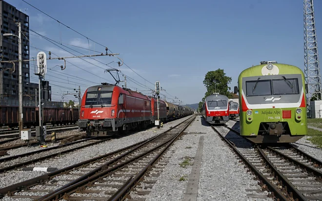 V EU potniški in tovorni promet opravljajo različni izvajalci prevozov, zato postaja sledljivo merjenje porabe električne energije na lokomotivah čedalje pomembnejše. FOTO: Blaž Samec/Delo
