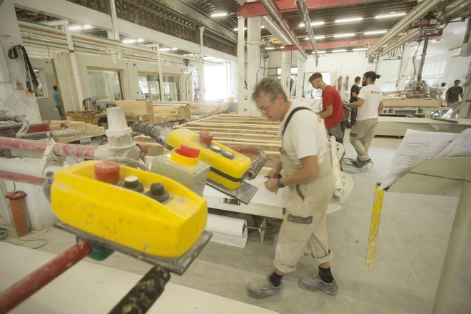 Industrijska proizvodnja se povečuje, a še ni dosegla lanske ravni. FOTO: Jure Eržen/Delo