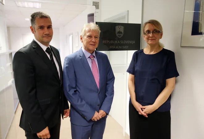 Fiskalni svet, od leve proti desni Tomaž Perše, predsednik Davorin Kračun in Alenka Jerkič, od vlade pričakuje bolj preudarno in razvojno usmerjeno proračunsko porabo. FOTO: Jože Suhadolnik/Delo