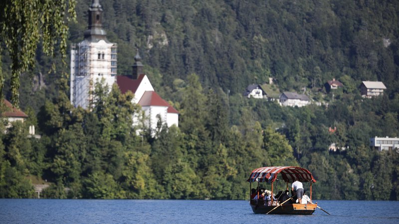 Fotografija: Blejsko jezero je med najbolj prepoznavnimi v Evropi, a ostaja po oceni Condé Nast Traveler še vedno razmeroma mirno. FOTO: Uroš Hočevar/Delo