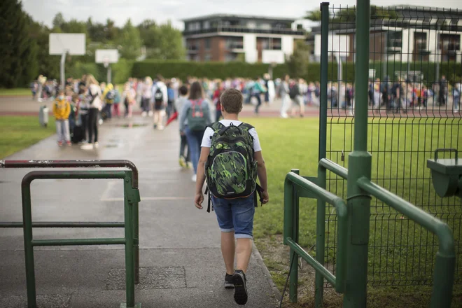 Otroke, ki obiskujejo najmanj četrti razred osnovne šole, se bo obravnavalo kot odrasle. FOTO: Jure Eržen/Delo