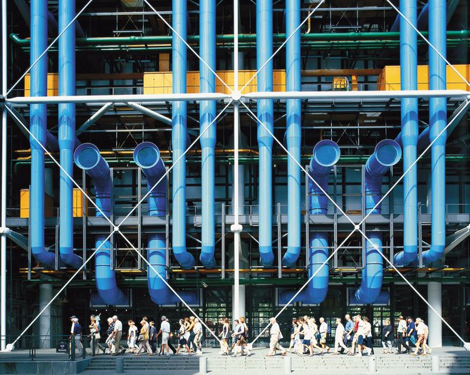 Za drugo polovico 70. let kontroverzni pariški kulturni center Georges Pompidou je bil največji primer novega arhitekturnega izraza, navzven obrnjene stavbe – z vsemi vidnimi konstrukcijami, strojniškimi detajli in predvsem veliko jekla. Foto arhiv 