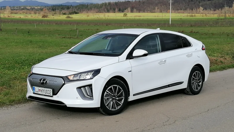 Fotografija: Hyundai je ioniqa osvežil in posodobil, osnovna razmerja pa so enaka kot doslej. Oblikovno so ga približali idealni kapljici za rezanje zraka, zaradi česar ima količnik zračnega upora le 0,24. FOTO: Boštjan Okorn