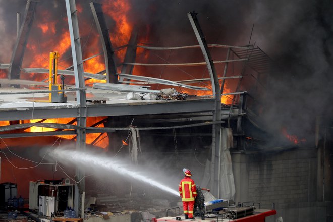 Požar je izbruhnil na območju skladišča pnevmatik. FOTO: Mohamed Azakir/Reuters