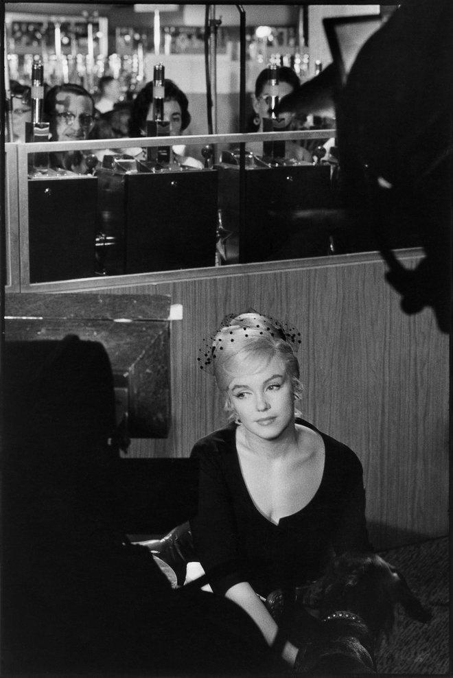 Marilyn Monroe leta 1960 med snemanjem filma Johna Houstona <em>Neprilagojeni</em><em> </em>Foto Henri Cartier-Bresson/Magnum