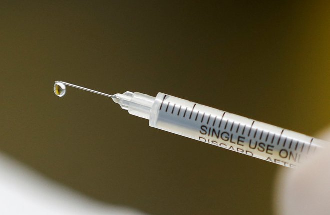 AstraZeneca je eno od devetih podjetij, katerih kandidatno cepivo je trenutno v zadnji fazi preizkušanja. 31. avgusta so v okviru tretje faze začeli cepljenje 30.000 prostovoljcev. FOTO: Siphiwe Sibeko/Reuters