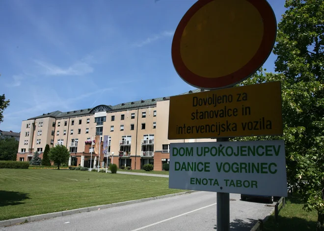 Iz delovnega procesa so že v torek preventivno izključili 28 zaposlenih. To je tretjina vseh zaposlenih v omenjeni enoti, kar se pozna tudi v organizaciji dela. FOTO: Ljubo Vukelič/Delo