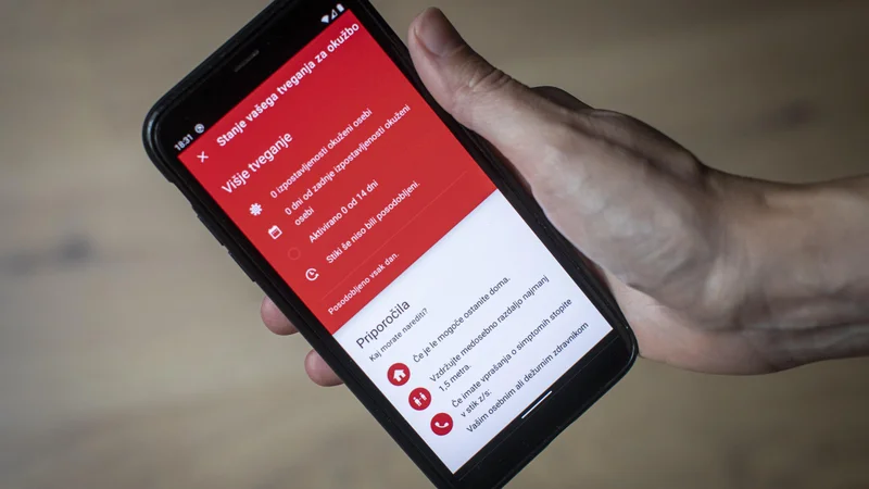 Fotografija: Uporabnikom naprav s sistemom android je aplikacija za obveščanje o stikih z okuženimi s koronavirusom na voljo od 17. avgusta, uporabnikom pametnih naprav z operacijskim sistemom iOS pa je aplikacija na voljo od 1. septembra. FOTO: Voranc Vogel/Delo
