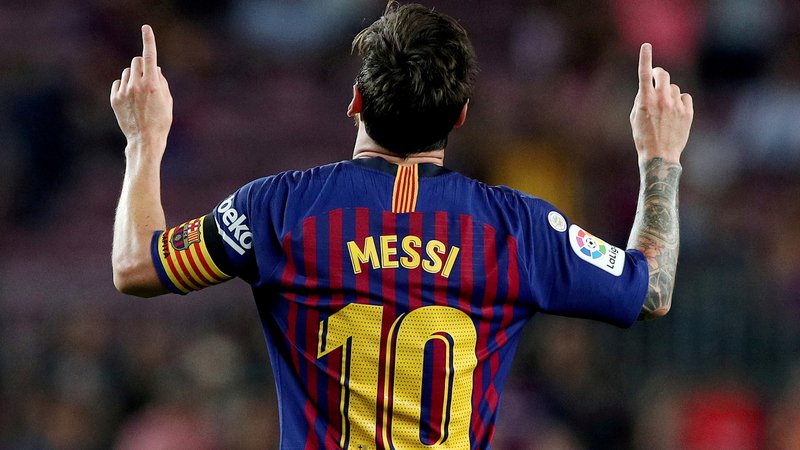 Fotografija: Glavno vprašanje pred začetkom španske sezone: kako motiviran bo zares Lionel Messi, če bo ostal v majici Barcelone? FOTO: Albert Gea/Reuters