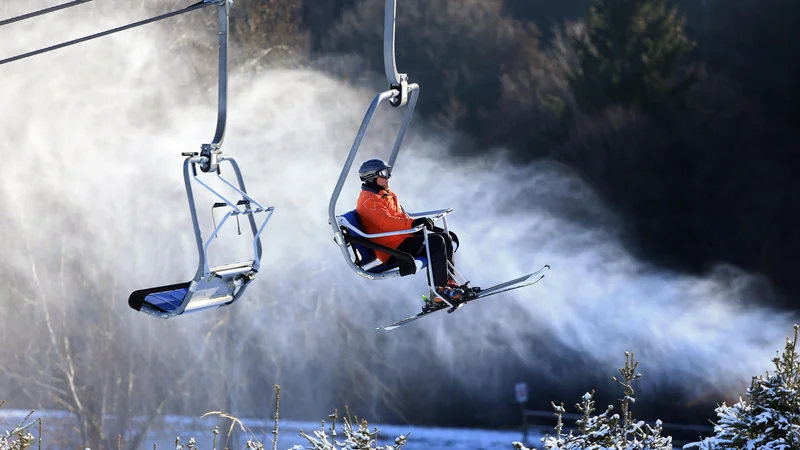 Fotografija: Na Pohorju bodo lahko sneg že letos izdelovali pri temperaturah nad ničlo, sedežnico Sleme bodo v prihodnje zamenjali z gondolo. Foto Tadej Regent