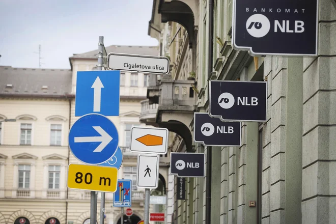 Katero smer ubirajo banke na področju digitalizacije? V resnici različne: storitve plačevanja so že izrazito digitalne, pri zahtevnejših odločitvah pa bo še naprej potreben obisk bančnega svetovalca. Foto Leon Vidic