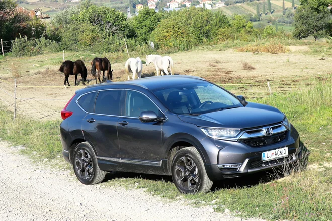 Novi CRV je v primerjavi s prejšnjo generacijo najbolj prepoznaven po spremenjeni motorni maski, bolj futuristični zasnovi zadka in dejstvu, da si v njem ni mogoče omisliti dizelskega pogona. FOTO: Bruno Kuzmin