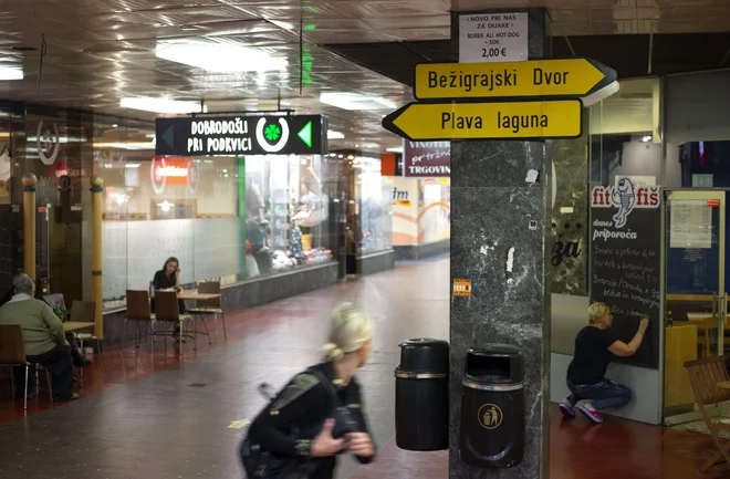 Še najbolj živahno je okrog tržnice. Fotografije Matej Družnik