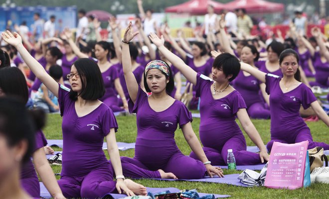 Kitajke sledijo trendom. Številne nosečnice skupaj vadijo jogo, predvsem bogate pa se odločijo, da gredo rodit v ZDA ali Kanado. FOTO: Reuters