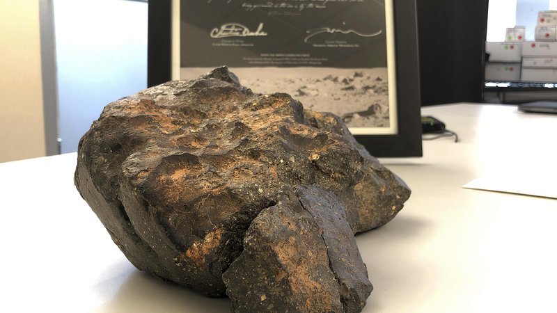 Fotografija: Meteorit »lunina sestavljanka« je dosegel visoko vrednost. FOTO: Rodrique Ngowi/AP