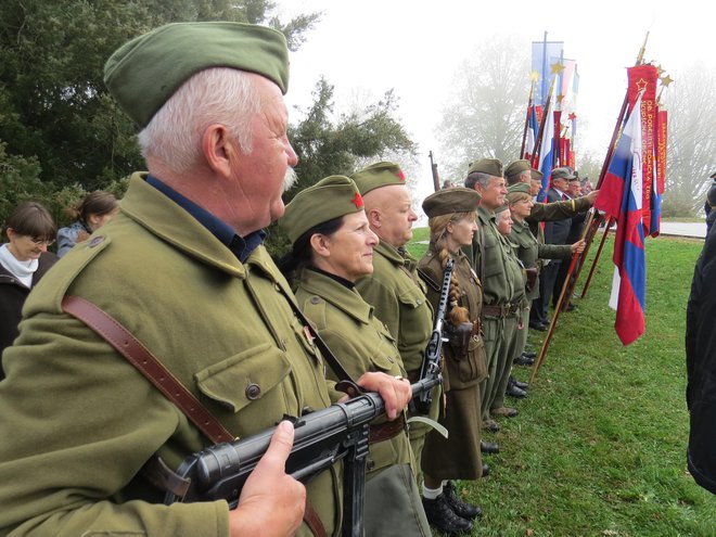 Spominska partizanska četa z muzejskim orožjem. FOTO: Bojan Rajšek/Delo