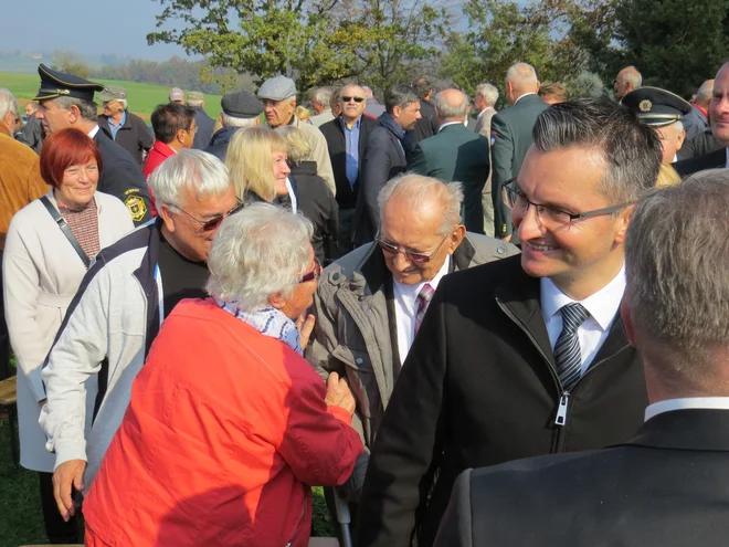 Zbrane na Cviblju je nagovoril predsednik vlade Marjan Šarec, ki se je kasneje sproščeno pogovarjal s številnimi udeleženci spominske slovesnosti. FOTO: Bojan Rajšek/Delo