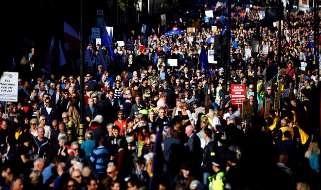Na protestu se je zbrala množica ljudi. FOTO: Henry Nicholls/Reuters