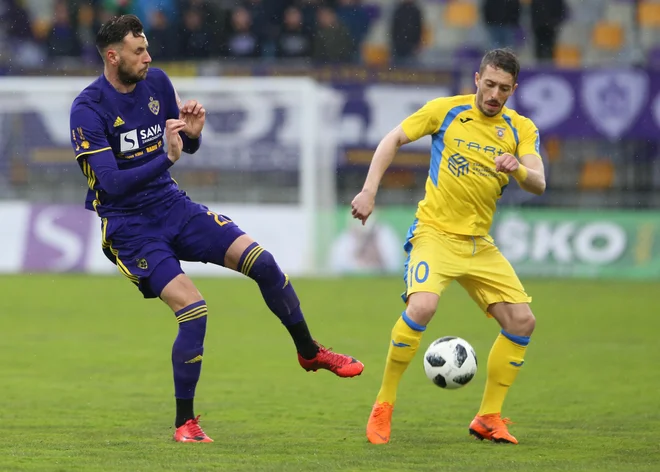 Agim Ibraimi (desno) je bil blizu zadetku, a je zatresel prečko. FOTO: Tadej Regent/Delo