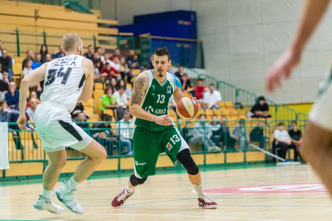 Center Žiga Fifolt se je izkazal z 12 točkami in 6 skoki. FOTO: ABA
