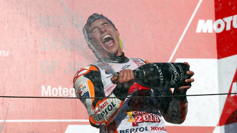 Fotografija: Marc Marquez se je prešerno razveselil nove krone v kraljevskem motociklističnem razredu. FOTO: Reuters