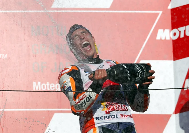 Marc Marquez se je prešerno razveselil nove krone v kraljevskem motociklističnem razredu. FOTO: Reuters