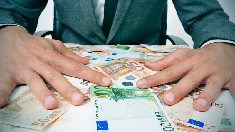 Fotografija: Mož je obseden z denarjem. Foto Shutterstock