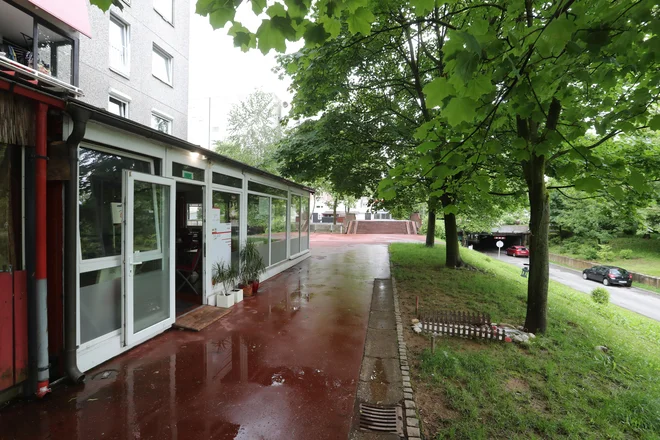 Sprva sta streljala pred lokalom Annalissa. FOTO: Dejan Javornik