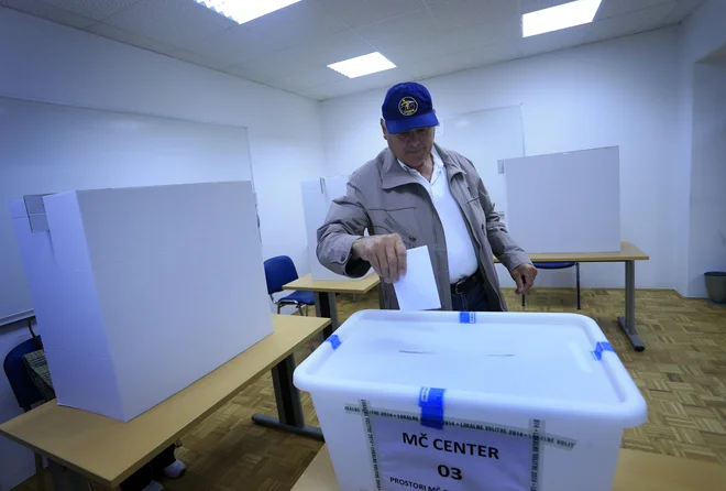 Če želijo županski kandidati kandidirati s podporo volivcev, morajo pod svojo kandidaturo zbrati podpise vsaj dveh odstotkov volivcev, ki so v občini glasovali v prvem krogu zadnjih županskih volitev. Teh ne sme biti manj kot 15 in ne več kot 2500. FOTO: Tadej Regent/Delo