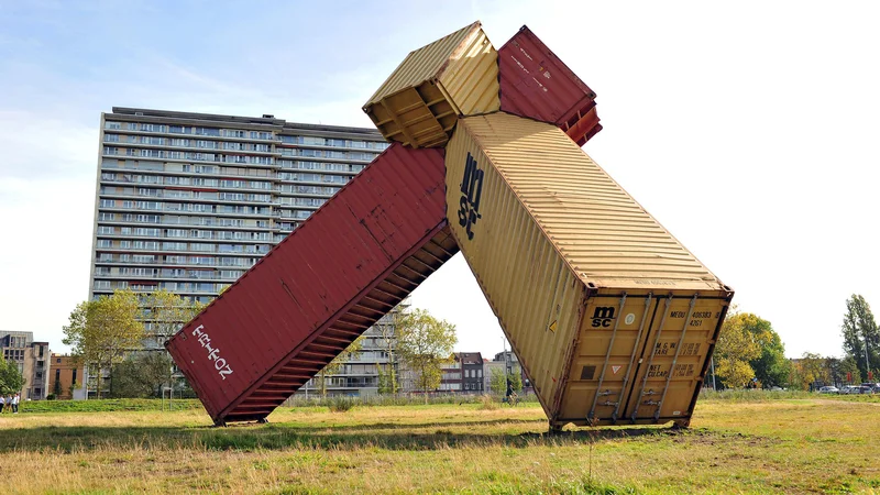 Fotografija: Javna skulptura Agora (Mark Požlep, 2018) v parku Konijnenwei v Antwerpnu. Foto arhiv umetnika