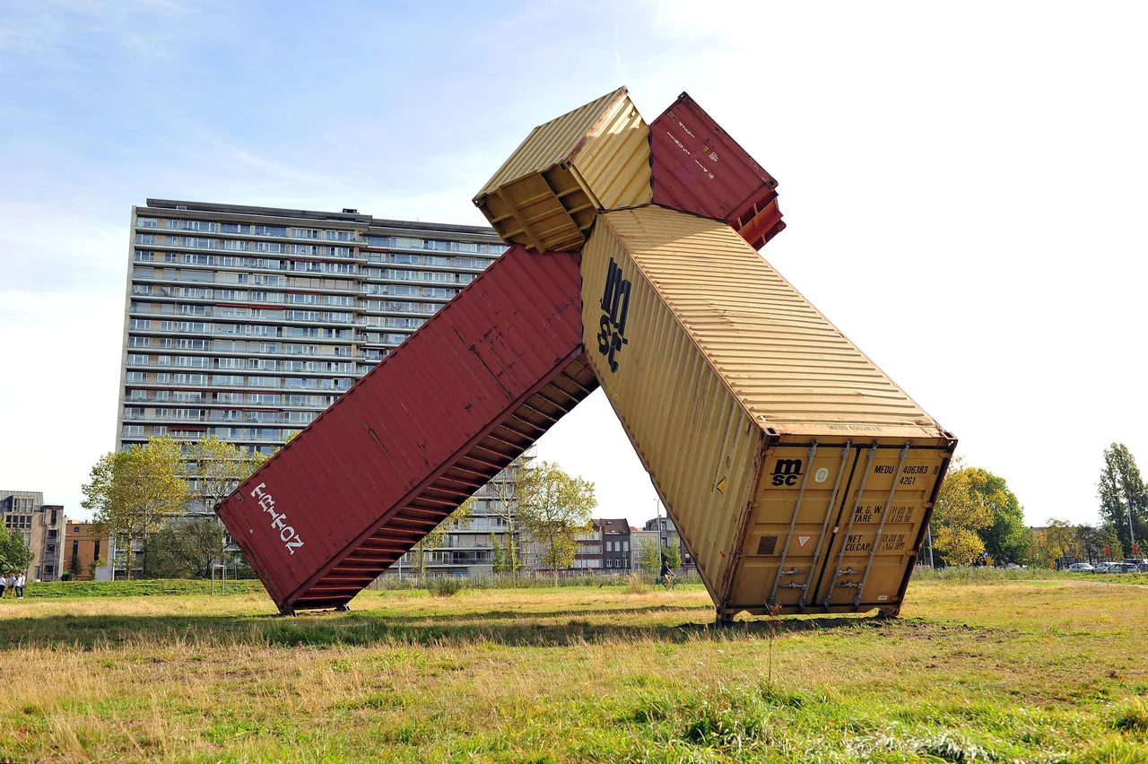 Fotografija: Javna skulptura Agora (Mark Požlep, 2018) v parku Konijnenwei v Antwerpnu. Foto arhiv umetnika