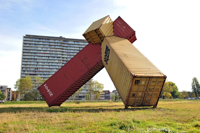 Javna skulptura Agora (Mark Požlep, 2018) v parku Konijnenwei v Antwerpnu. Foto arhiv umetnika
