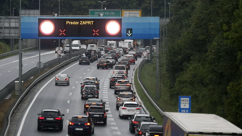 Fotografija: Prometni zastoji so zaznamovali Slovenijo. FOTO: Blaž Samec