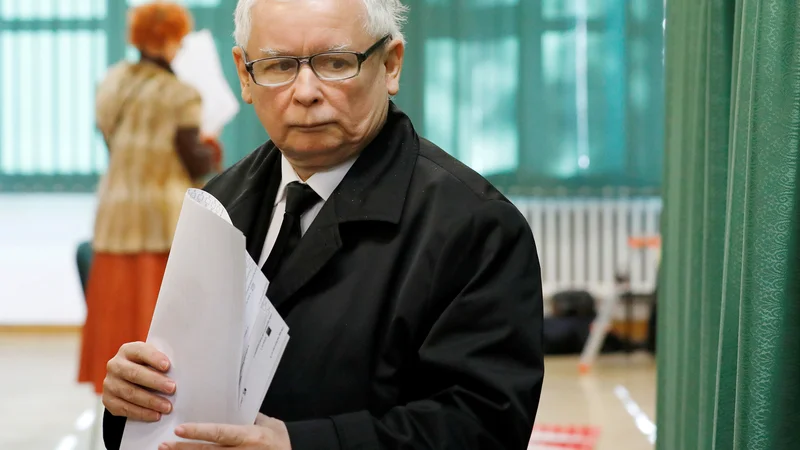Fotografija: Na Poljskem je bil včeraj tudi prvi krog lokalnih in regionalnih volitev, ki bodo pomemben test za vladajočo konservtivno stranko Zakon in pravičnost (PiS). Na fotografiji je njen vodja Jarosław Kaczyński. FOTO: Reuters