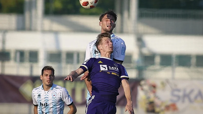 Fotografija: Aleks Pihler je v slogu vrhunskega strelca premagal Gregorja Sorčana in dosegel svoj prvi gol v sezoni. Foto Jože Suhadolnik