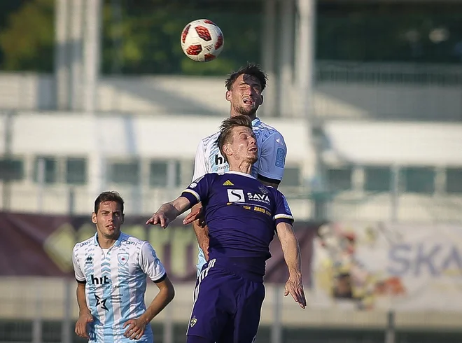 Aleks Pihler je v slogu vrhunskega strelca premagal Gregorja Sorčana in dosegel svoj prvi gol v sezoni. Foto Jože Suhadolnik