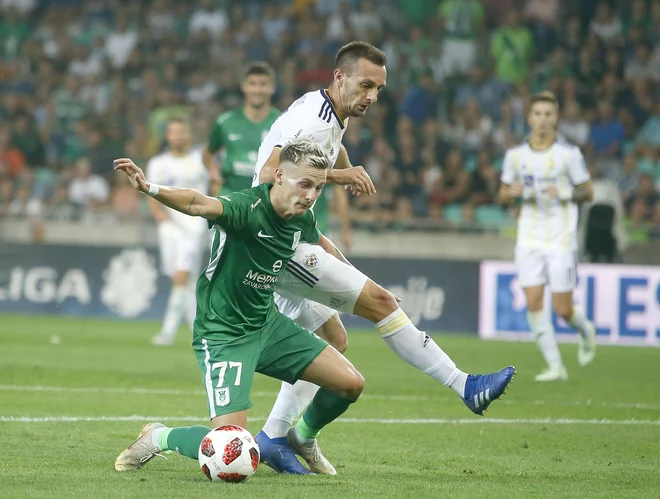 Stefan Savić je všečno preigraval in paral živce navijačev zaradi neučinkovite igre, a je izsilil enajstmetrovko, Jasmin Mešanović je z dvema goloma razblinil goriške upe. FOTO: Roman Šipić/Delo