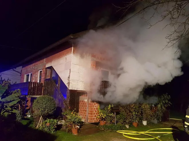 Požar se je po zunanji strani razširil na ostrešje objekta ter zajel še streho. FOTO: Oste Bakal