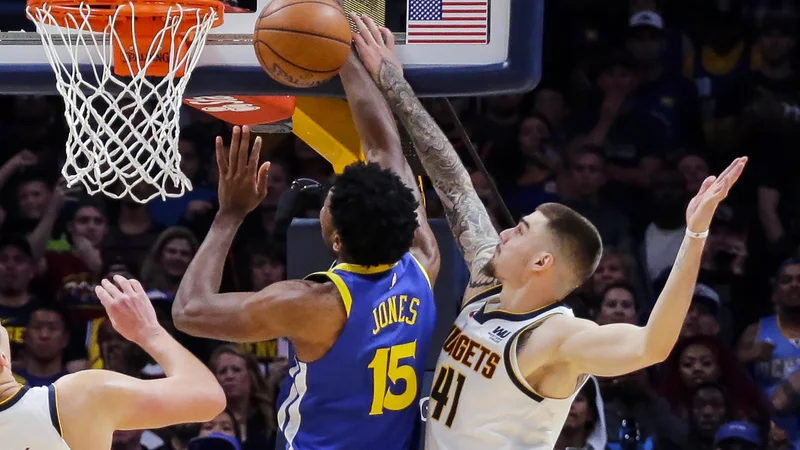Fotografija: Denverjev košarkar Juancho Hernangomez (desno) je takole v zadnjih trenutkih tekme blokiral Damiana Jonesa (Golden State). FOTO: AP