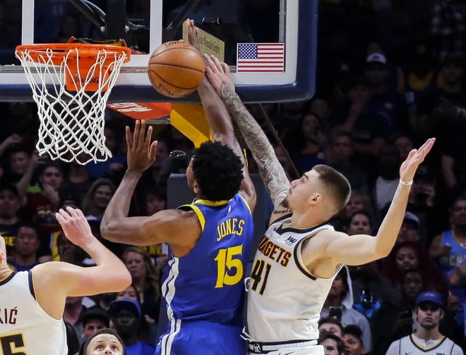 Denverjev košarkar Juancho Hernangomez (desno) je takole v zadnjih trenutkih tekme blokiral Damiana Jonesa (Golden State). FOTO: AP