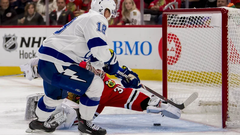 Fotografija: Hokejisti kluba Tampa Bay Lightning so nadstreljali igralce moštva Chicago Blackhawks. FOTO: Reuters