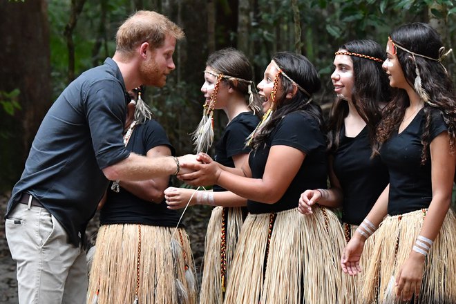 Princ Harry je obiskal aboriginsko pleme Butchulla. FOTO: AFP