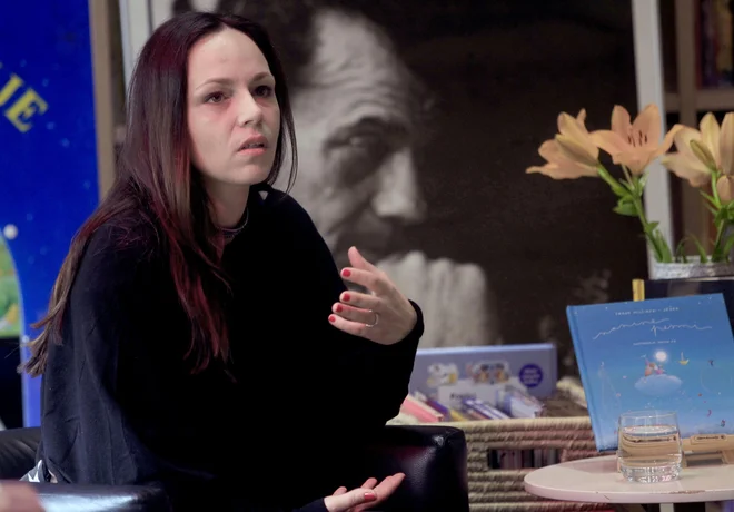 Nana Miličinski, glasbenica in režiserka uglasblja dedkovo poezijo.<br />
FOTO: Roman Šipić