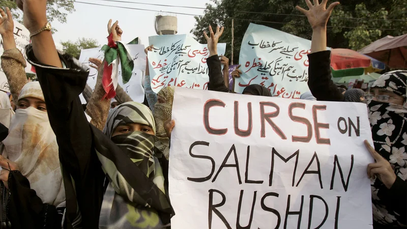 V muslimanskih državah <em>Satanski stihi</em><em> </em>Salmana Rushdieja še vedno burijo duhove in podžigajo proteste.<br />
FOTO: Reuters