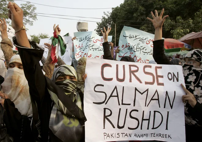 V muslimanskih državah <em>Satanski stihi</em><em> </em>Salmana Rushdieja še vedno burijo duhove in podžigajo proteste.<br />
FOTO: Reuters