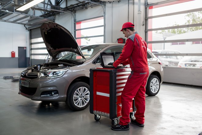 Servisi Citroën so zanesljivo skrbni in z veseljem poskrbijo za vaše vozilo Citroën. Foto: CITROËN